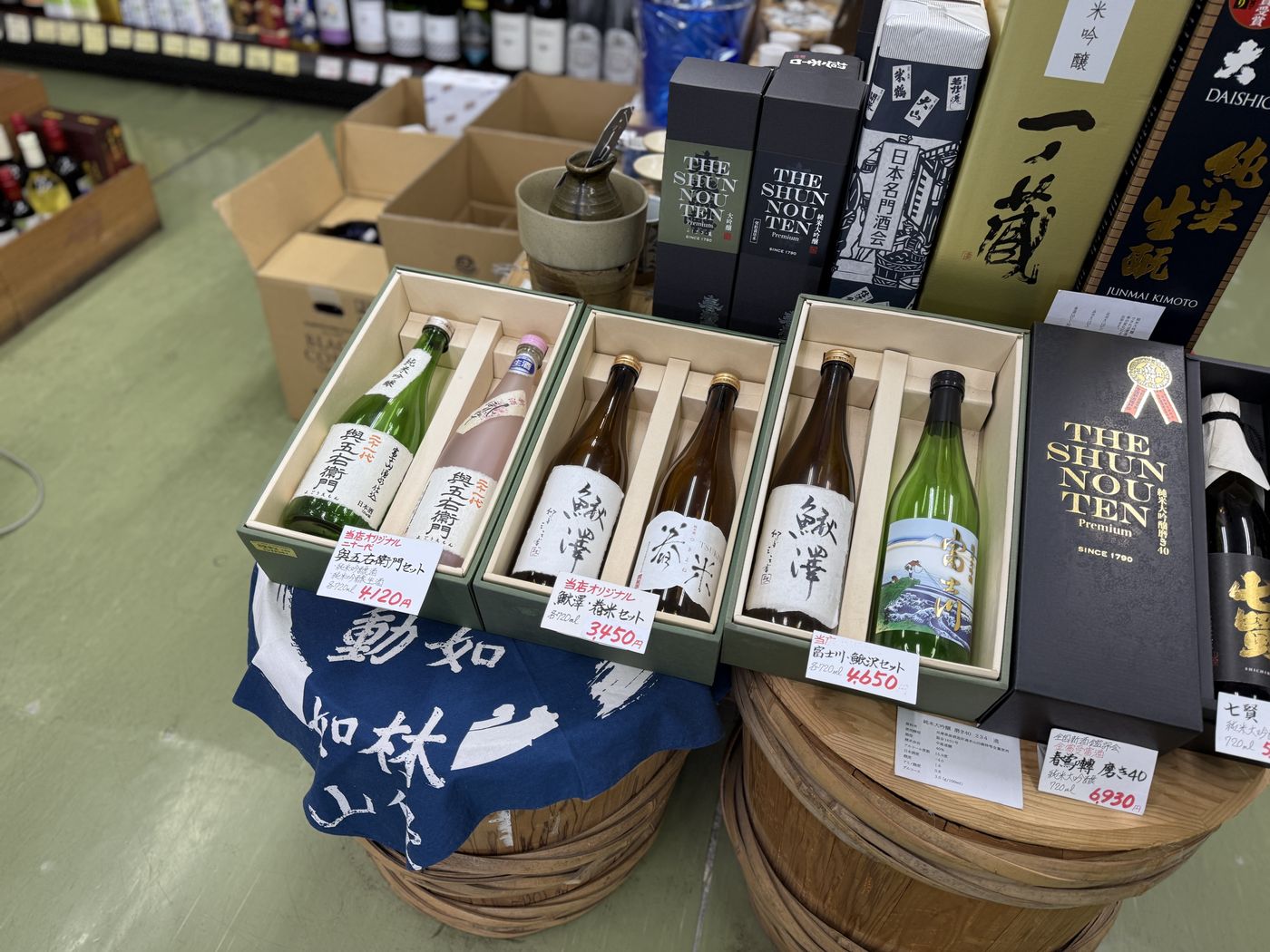 化粧箱に入った当店オリジナルの日本酒ギフトセットが並ぶ店内の様子