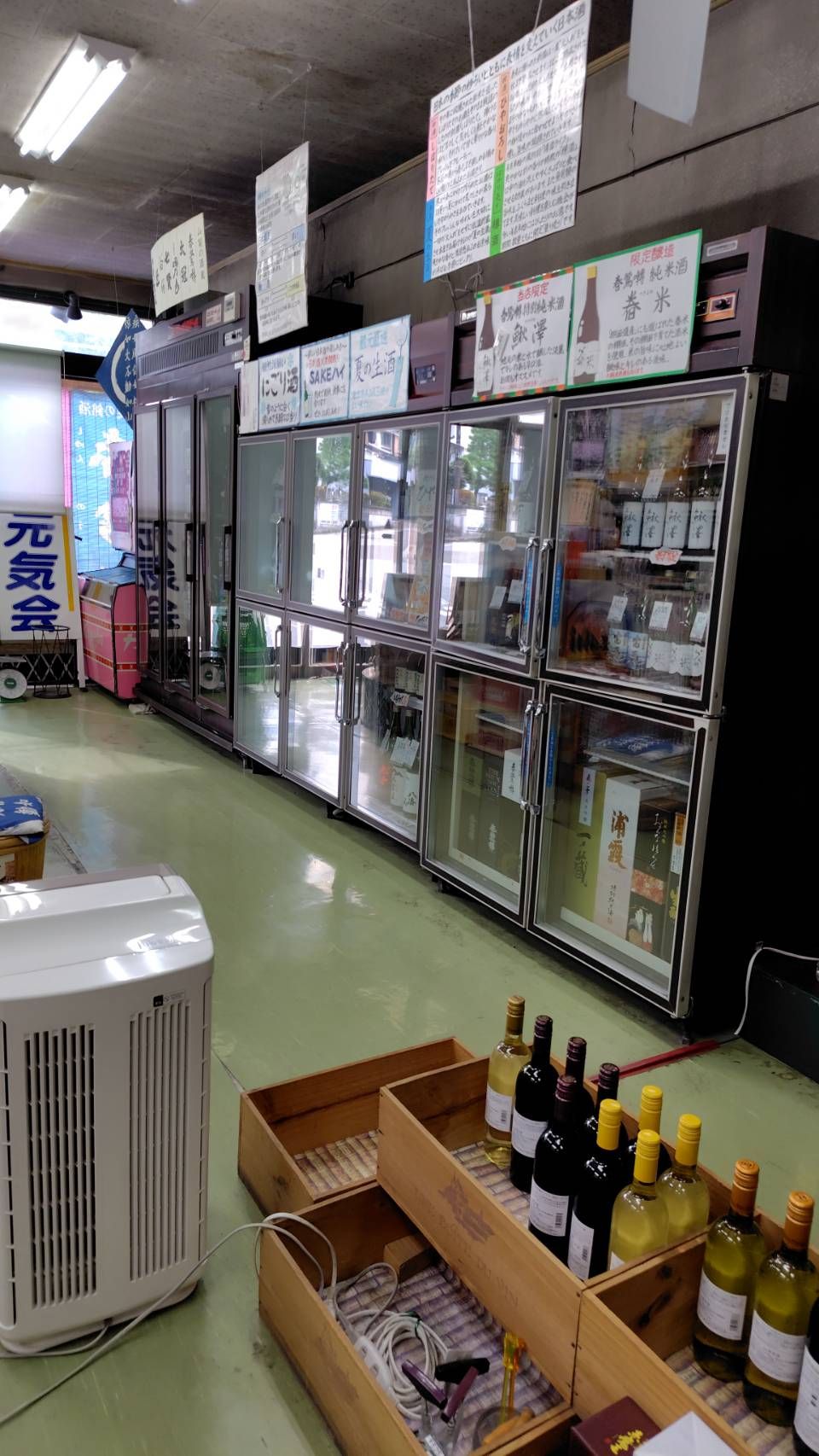 店内の冷蔵ケース。要冷蔵の生酒や限定酒が並ぶ