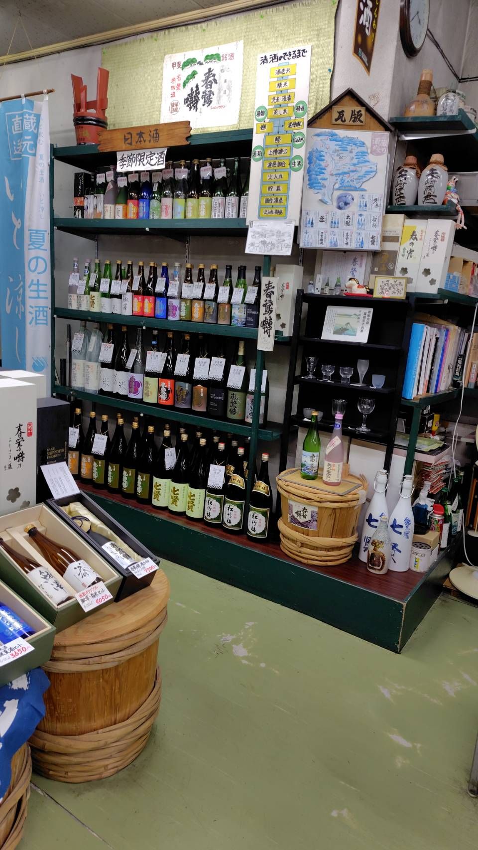店内の日本酒の棚。季節限定酒の地酒がずらりと並ぶ